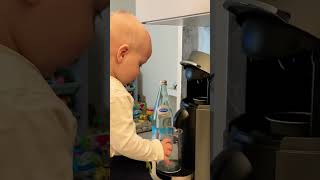 Год и 4 месяца сыну. Готовит кофе #сын #максим #nespressovertuo #shorts #coffee