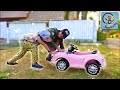 Pretend Play Police. Милан и Папа играют, машинка застряла. Манкиту