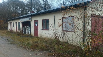 039. Bensinmacken som ligger öde (Övergiven Bensinmack) barnfind