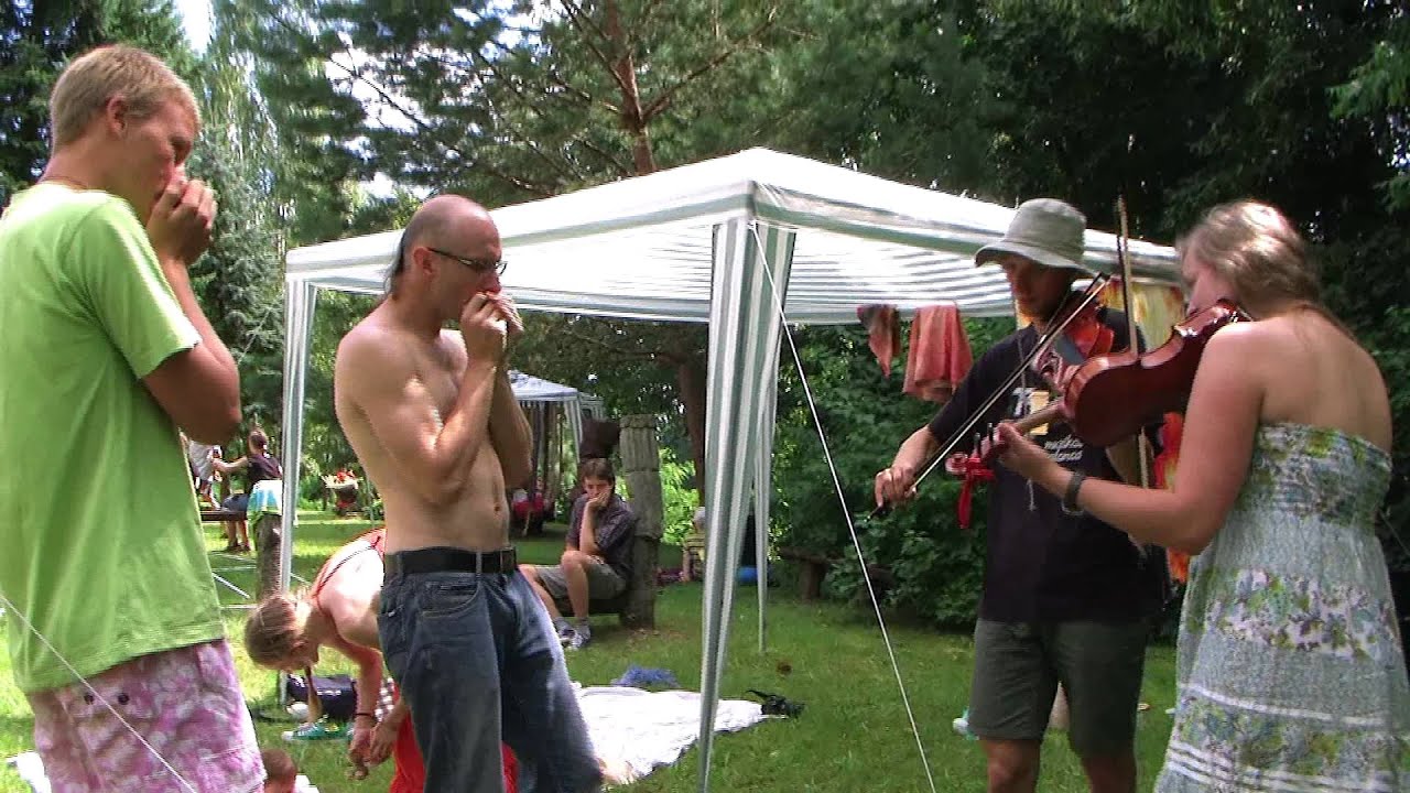 Vestuvinių sodų rišimas. Muzikavimas: ABBA ARIVAL – Ant kalno karklai siūbavo. Čiobiškis 2011 08 04