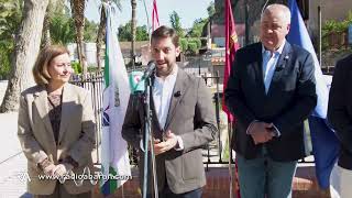 Izado de la bandera azul para el sendero de la Ruta de las Norias