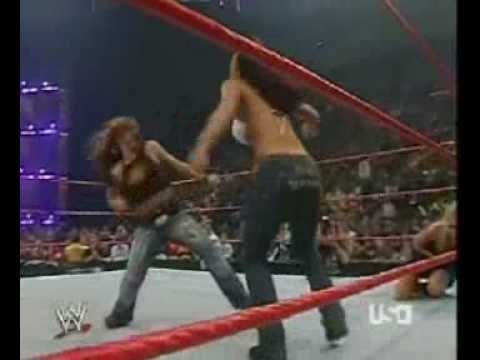 Victoria attacks Lilian Garcia