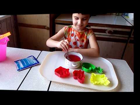 Анна готовит желе.  ანას გაკეთებული ჟოლოს ჟელე.