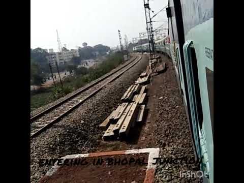 entering in bhopal junction.. 22456 kalka sainagar superfast