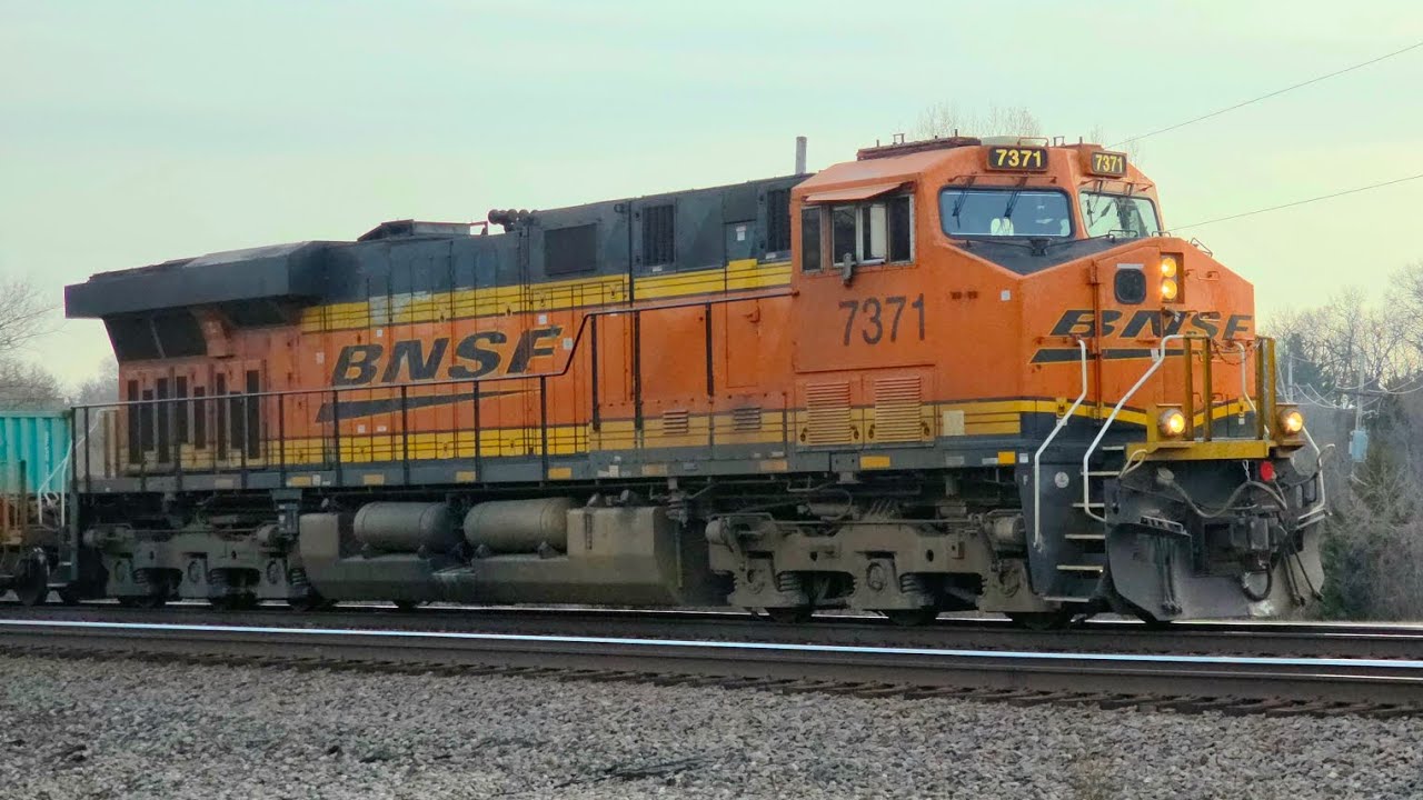 [4K] A SOLO gevo leads a SUPER long S train with EMD power as dpus! 