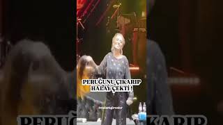 Bursada Sahne Alan Yıldız Tilbe, Konseri Sırasında Peruğunu Çıkarıp Halay Mendili Gibi Salladı