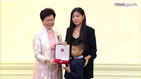 CE presents honours, awards (21.10.2017) - 天天要闻