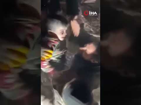 3 yaşındaki Miran enkazdan 22 saat sonra  sağ olarak böyle kurtarıldı