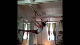 Shimmy's One-handed Violator pole dance tutorial at the Pole Dance Academy