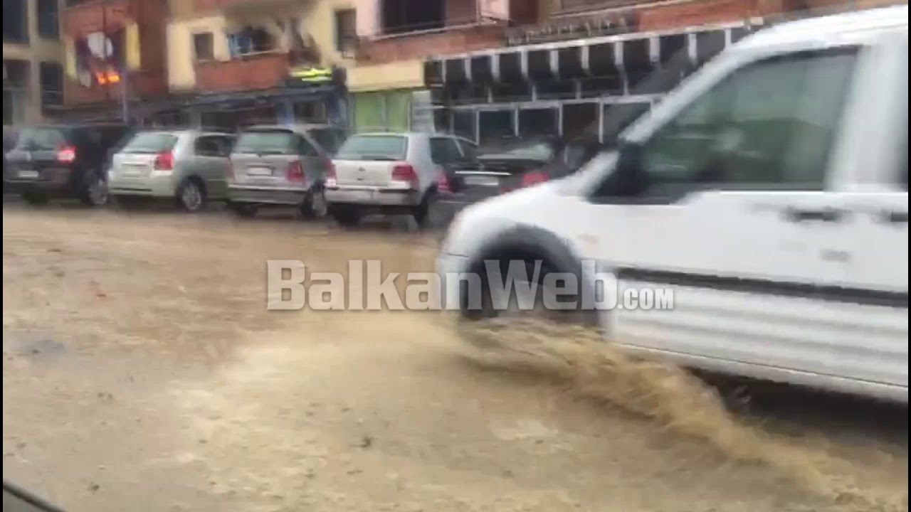 Moti i keq ‘pushton’ Lezhën, bllokohen pusetat prej reshjeve të shiut, uji vërshon rrugëve