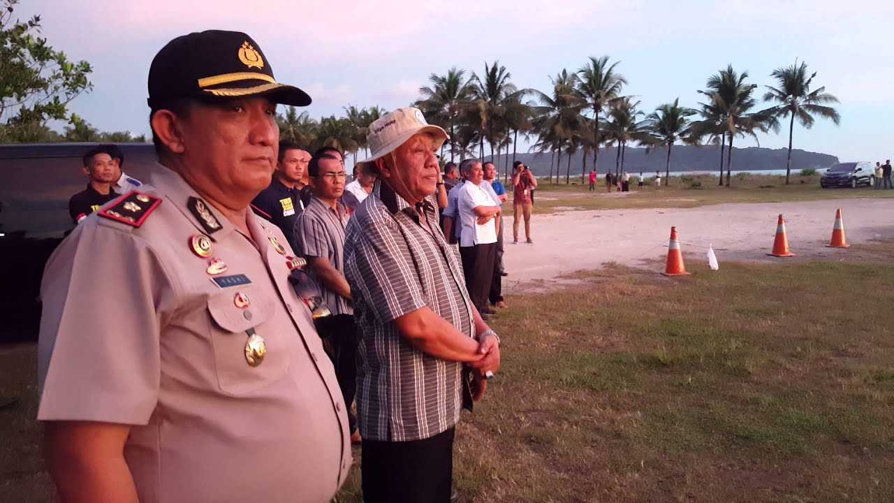 Ibu Menteri Susi Pudjiastuti tiba di Bandara Pangandaran Ibu Menteri Susi Pudjiastuti tiba di Bandara Pangandaran