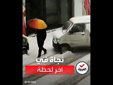 نجاة رجل بأعجوبة بعد انحراف شاحنة بسبب تراكم الثلوج في الصين