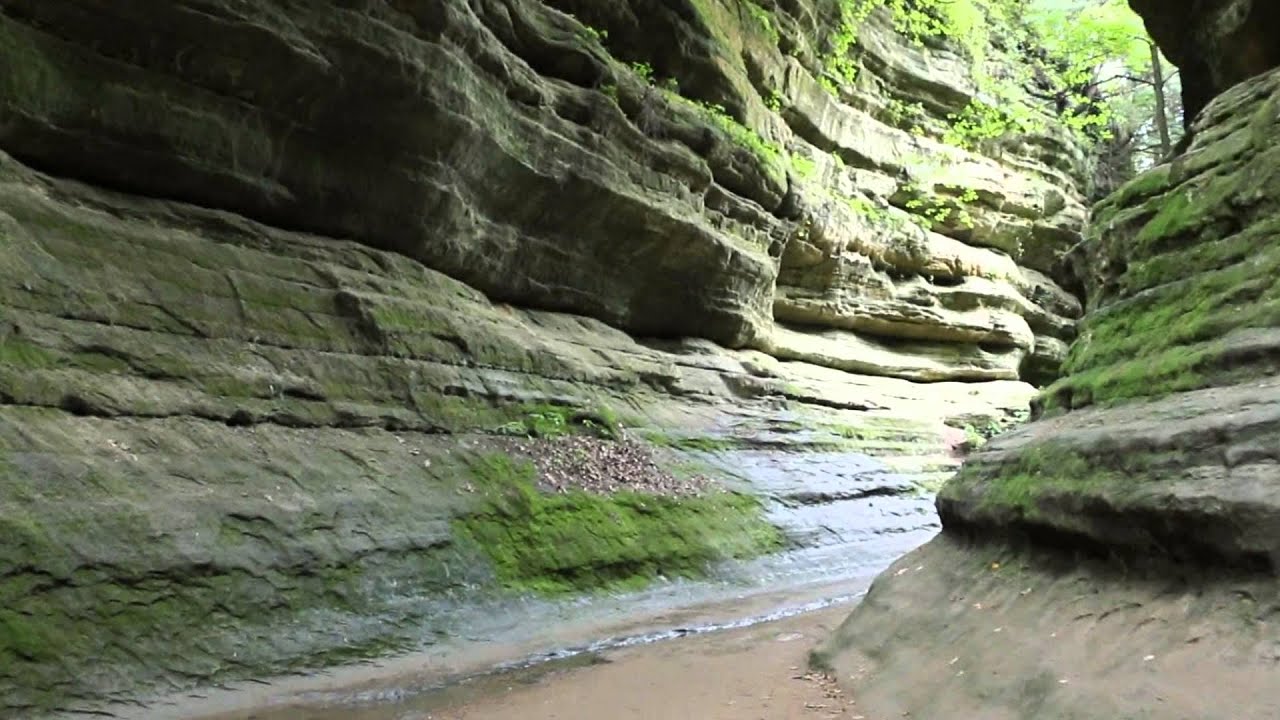 Walking into French Canyon in Starved Rock State Park (video postcard