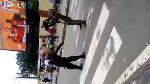 Drama as police tackle mad man who block road in Ikorodu