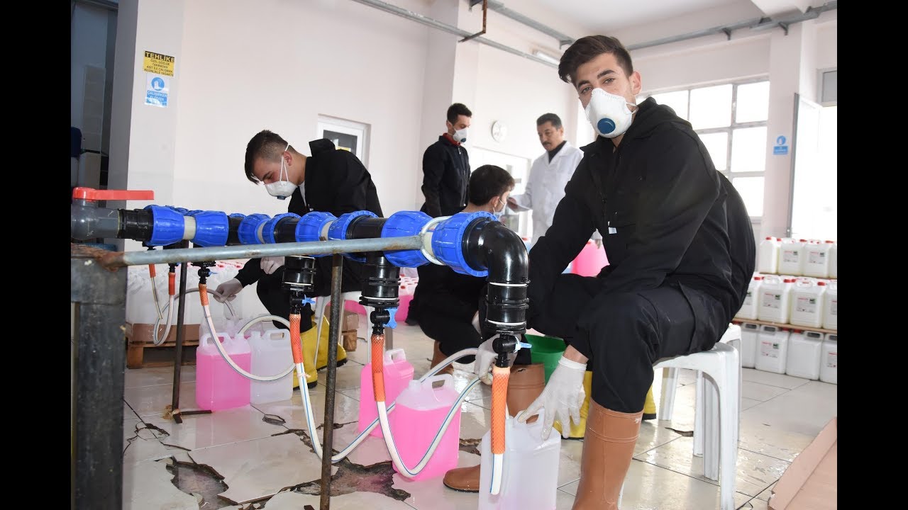 Fabrika gibi okulda; yılda 600 ton temizlik maddesi üretip resmi kurumlara satıyorlar
