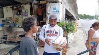 ENTREGANDO CESTA BÁSICAS PARA OS MORADORES DE RUAS VEJA  A ALEGRIA ???