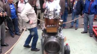 20090914 30 Herr Udolahr starts his recreated de Dietrich Type 5 Engine running