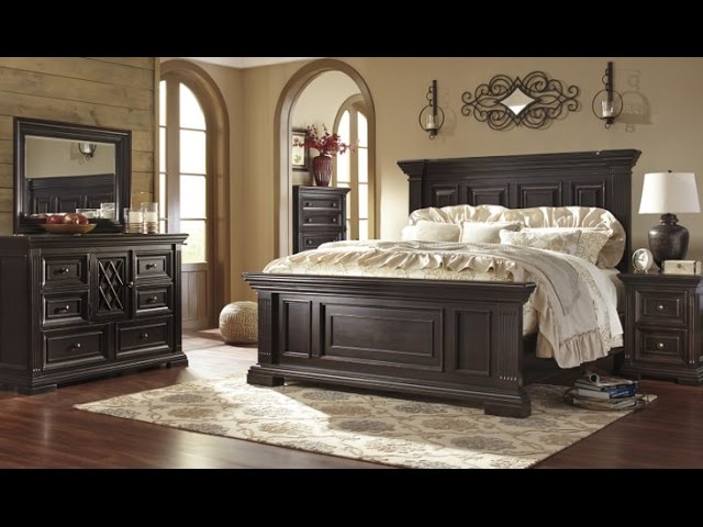 Willenburg Queen Upholstered Bed In Linen Willenburg Queen Upholstered Bed In Linen, Willenburg Linen King Bed