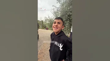 طفل فلسطيني يرفض مصافحة جندي إسرائيلي بديش أسلم عليه أنا حر 