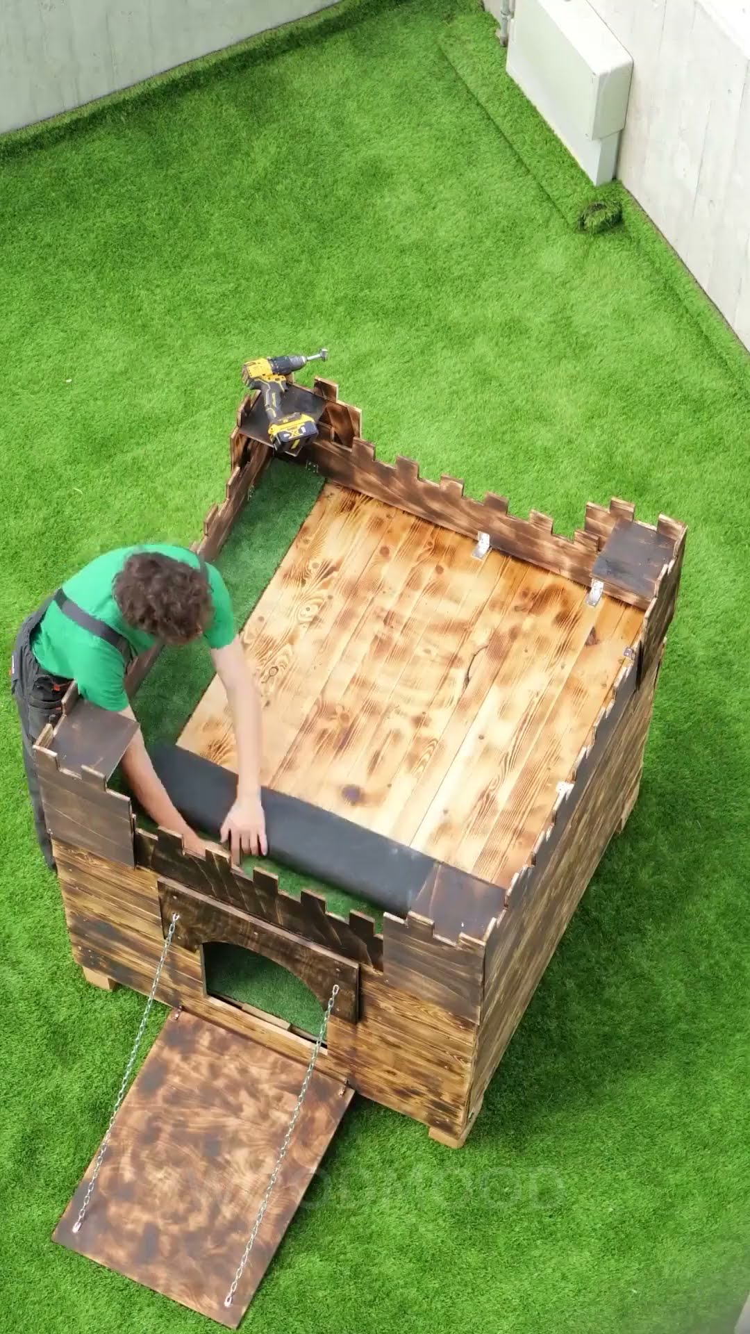 Keep Your Pet Safe and Happy with This Stylish Jewelry Idea and Cozy Pallet Home! ?✨