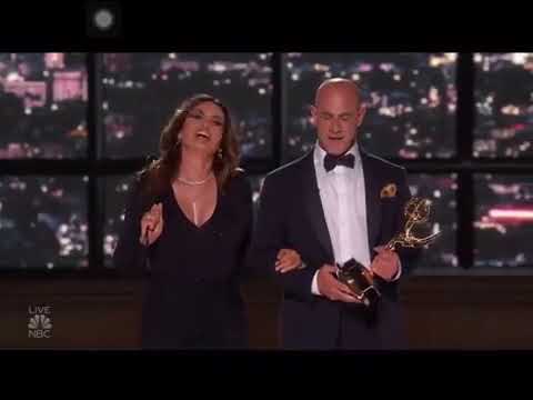 #Emmys2022 : el mejor momento de la noche. El encuentro de Olivia y Elliot de #LaLeyYElOrdenUVE