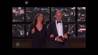 Details #Emmys2022 : el mejor momento de la noche. El encuentro de Olivia y Elliot de #LaLeyYElOrdenUVE News