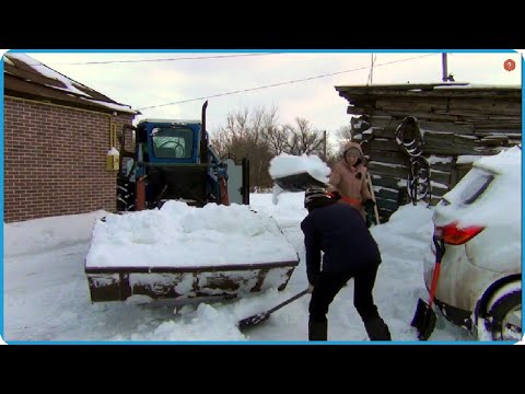 Нас завалило снегом, откапываемся трактором, жизнь в деревне