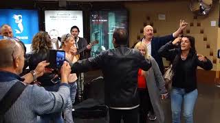 Испанцы танцуют в переходе метро Барселоны