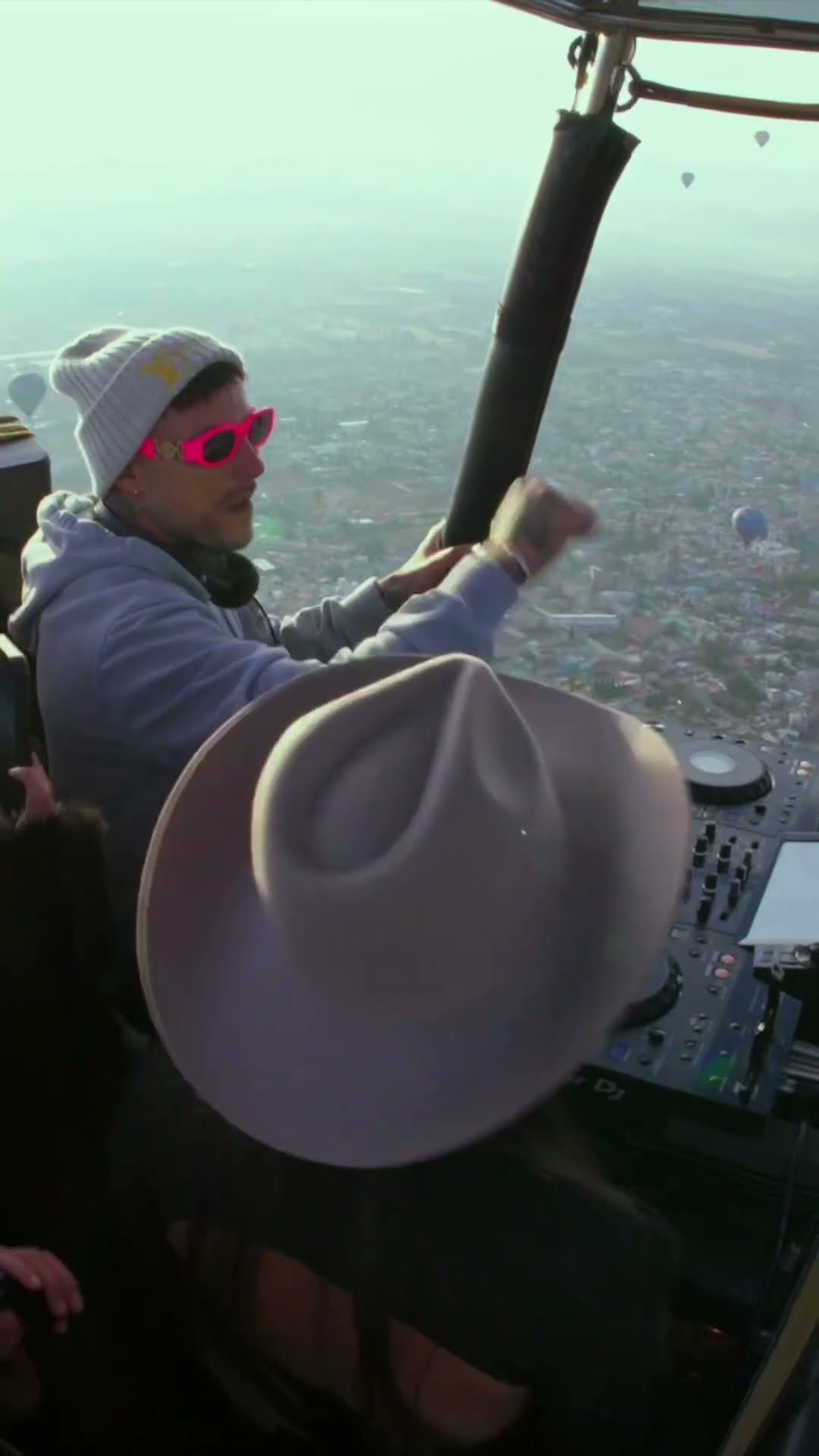 @JOEZI.Z DJ set on a hot air balloon:✔️