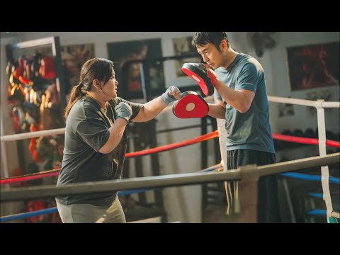 فتاة تنمروا عليها بسبب انها تخينه لكنها بتتحدي الجميع وتتدرب وتصبح بطلة المدينه في الملاكمه