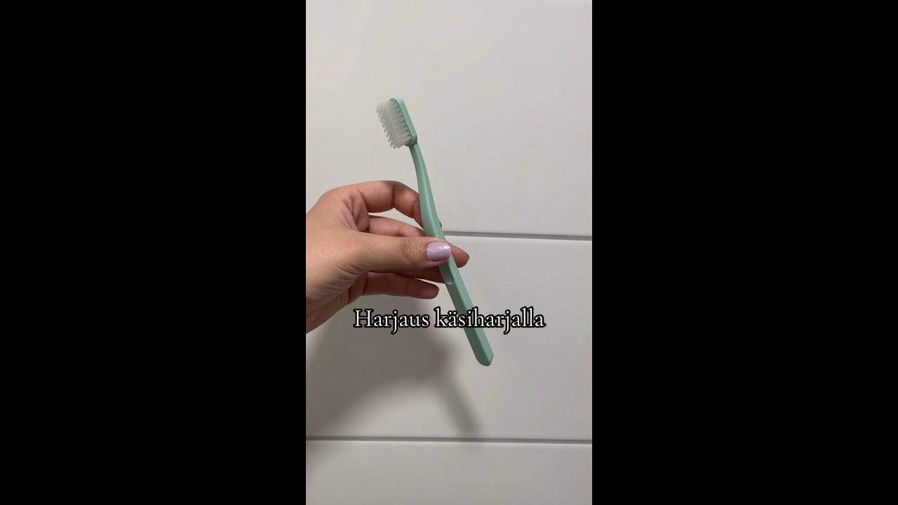 Hampaiden harjaus käsiharjalla