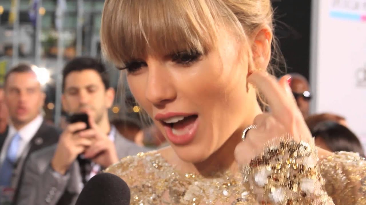 Taylor Swift And Psy Red Carpet Interview At The American Music Awards 2012