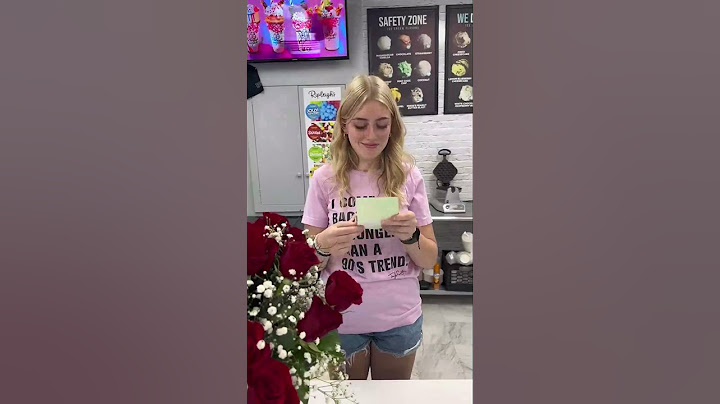 Taylor Swift surprises teenage ice cream shop owner in Pennsylvania with flowers