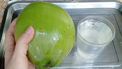 cách uống nước dừa không cần dao rất đơn giản
