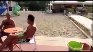 Plajdaki İnsanların Üzerine Su Döküp Kaçmak Smile Ifade Simgesi