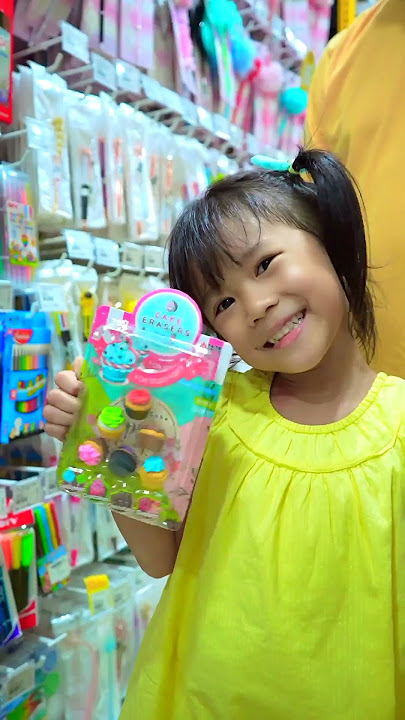 ALETHA BELI PERLENGKAPAN SEKOLAH SAMA ENGKONG DAUS SEPARO