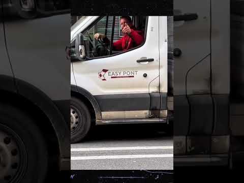 Video ?Un uomo bloccato nel traffico di Roma si è messo a cantare e ha conquistato tutti