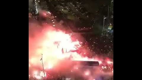 IMPRESSIONANTE! TORCIDA DO FLAMENGO FAZ ÔNIBUS SUMIR NA CHEGADA AO MARACANÃ