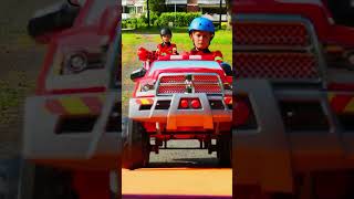 As crianças brincam com caminhões de bombeiros | As crianças fingem brincar! ⛑ Kidibli #shorts