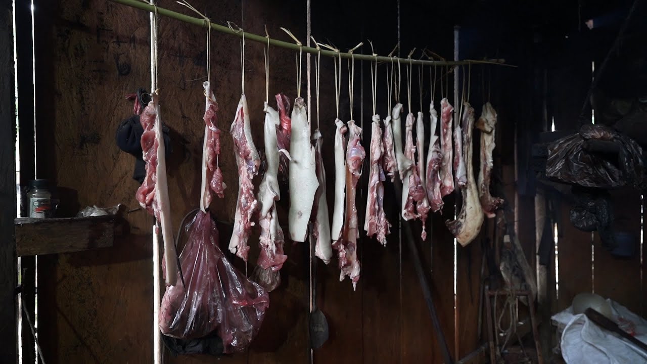 Đại tiệc Tết người Mông trên bản Chống Chơ - Kỳ lạ nhà nào cũng có món thịt Lợn muối treo trong nhà