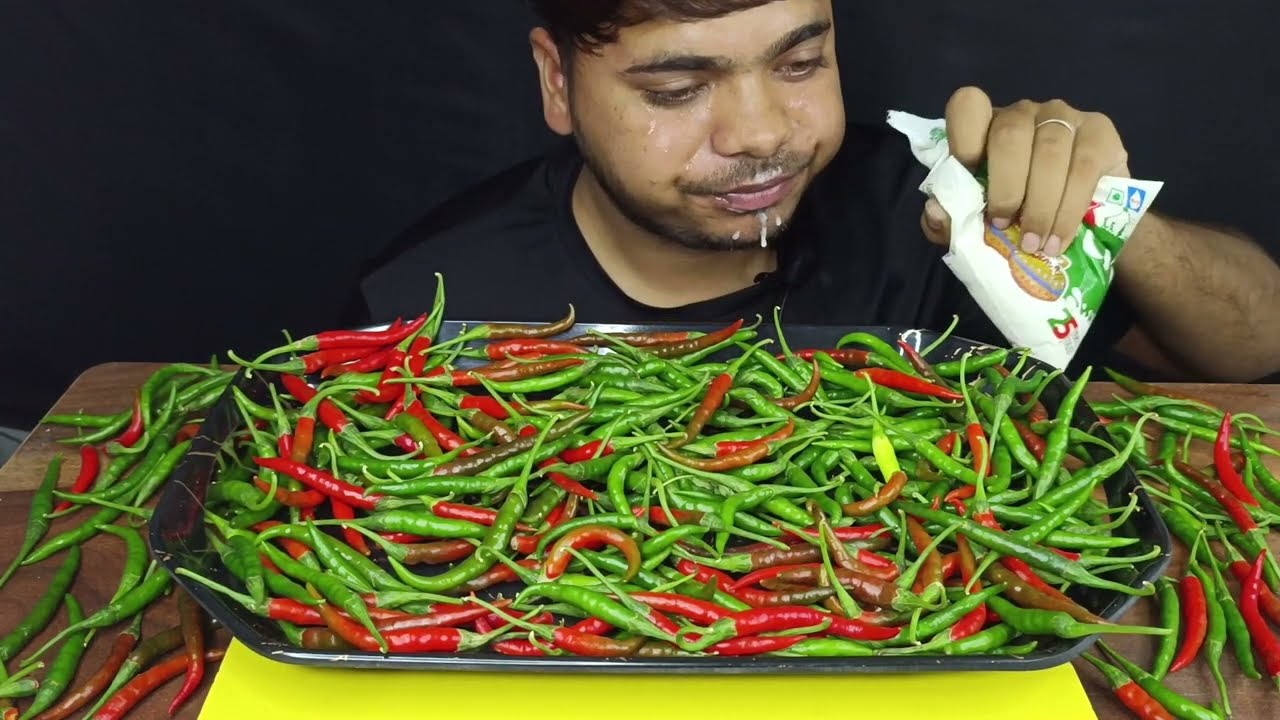 😇HOTTEST😭RED 🌶️🌶️AND GREEN CHILI EATING CHALLENGE SPICY CHILLI EATING