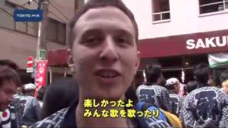 三崎神社・例大祭　外国人がみこしを体験