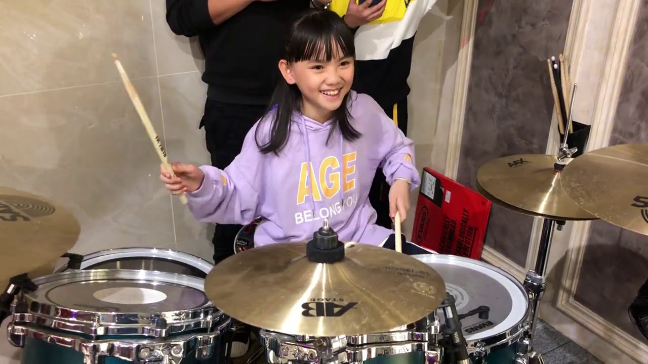 妞妞架子鼓演奏光辉岁月！瞬间感觉妞妞长大了好多