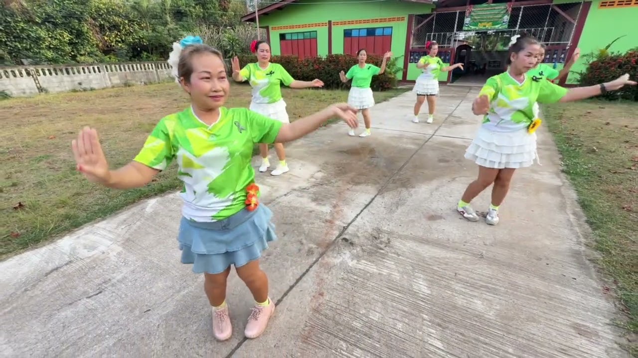 ซ้อม ครูไก่ผู้นำทีมงาน  บาโลบภูไทค้อเขียว