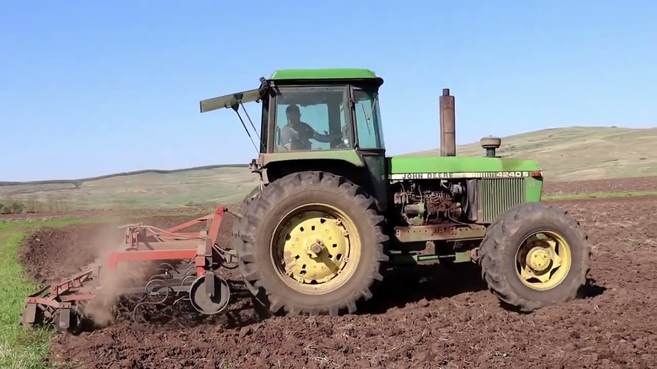 Pregătim terenul cu John deere 4240s!