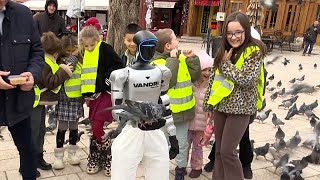 Bosna Hersek'te ilk insansı robot Roby Saraybosna sokaklarında tanıtıldı