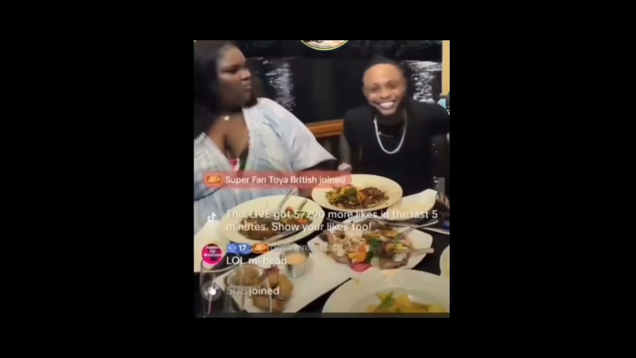 Вчера вечером Роузли и ее муж устроили романтический ужин на пляже ⛱️.