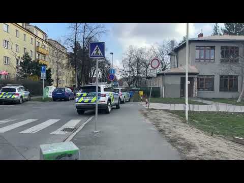 Policejní zásah na jedné z pražských základních škol