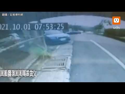 可怕！駕駛自撞翻車狂打轉 妻子被甩飛