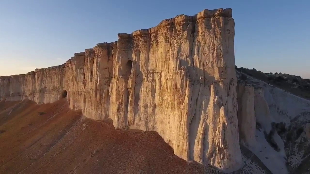 Белая скала на машине Белая скала на машине